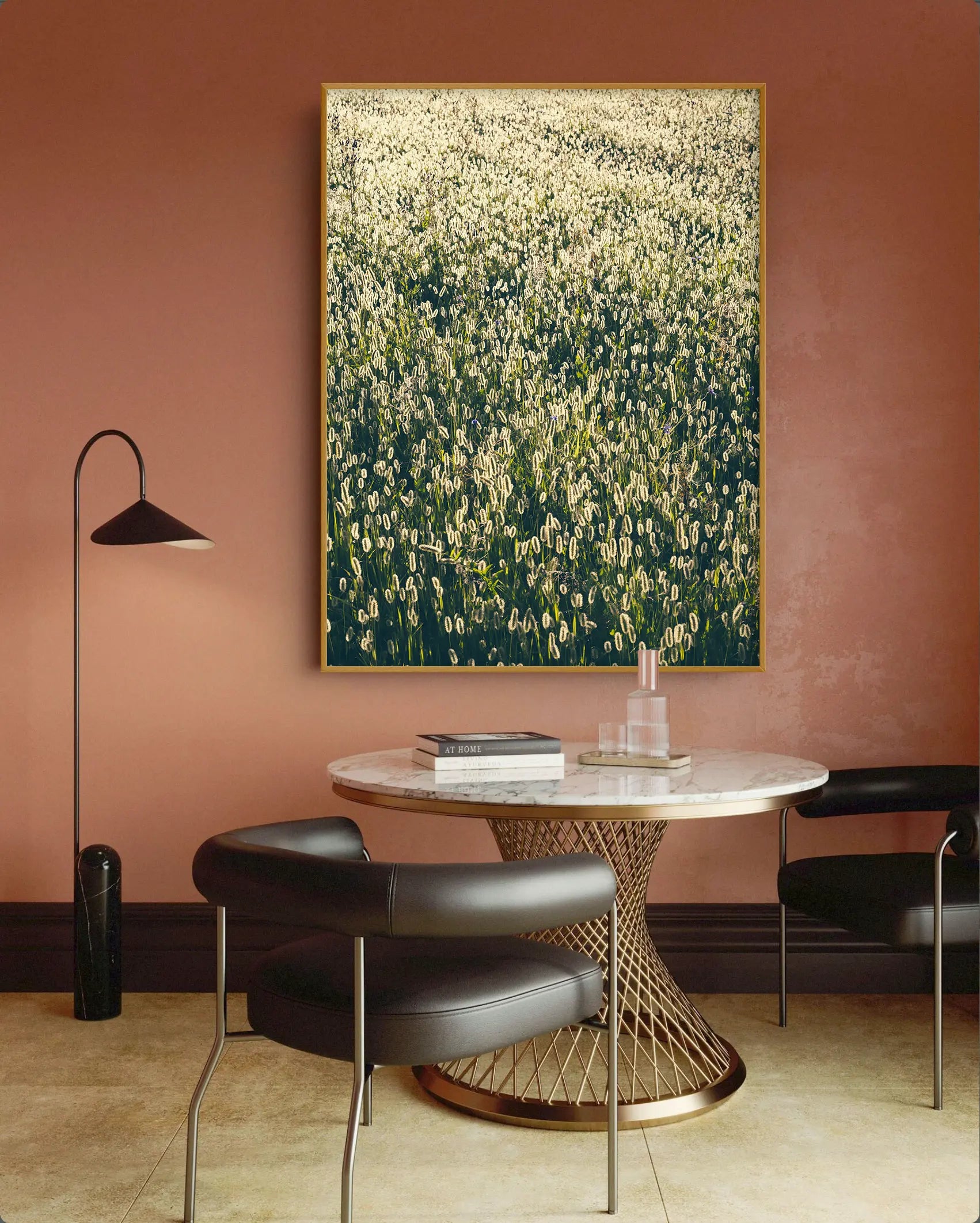 Café-ähnlicher Raum mit einem abstrakten Naturporträt an der Wand.