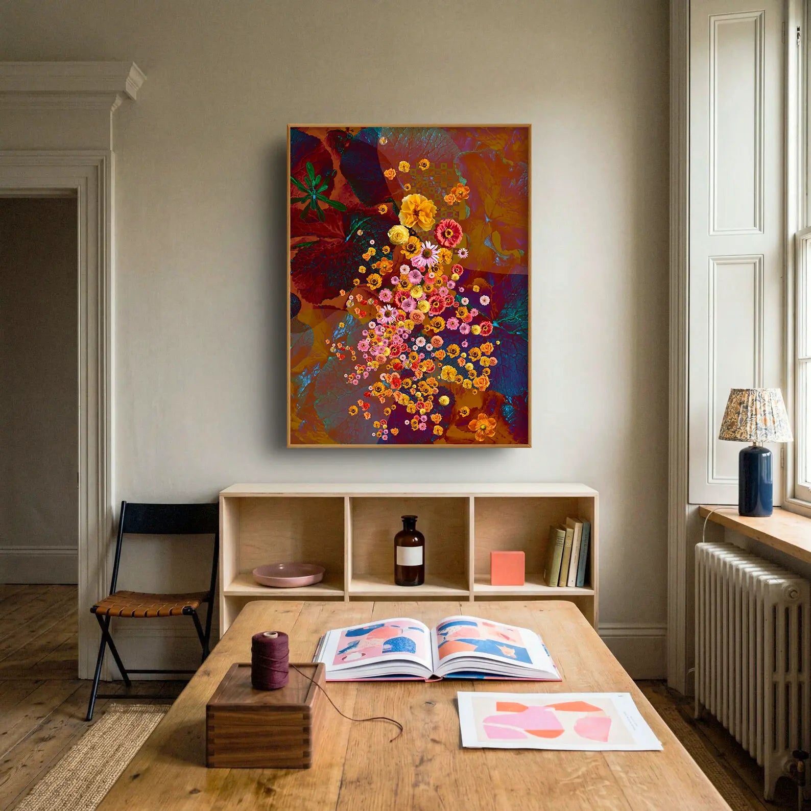 Farbintensives botanisches Naturporträt mit vielen gelben, orangefarbenen, rosa, roten und weißen Blüten vor überlagerten Blattflächen in Rotbraun, Ocker, Violett und Blaugrün.
