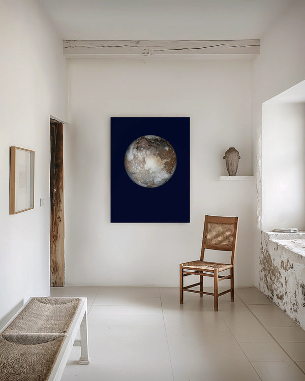 Harvest Moon als großformatiges gerahmtes Wandbild in einem hellen, minimalistischen Wohnraum.