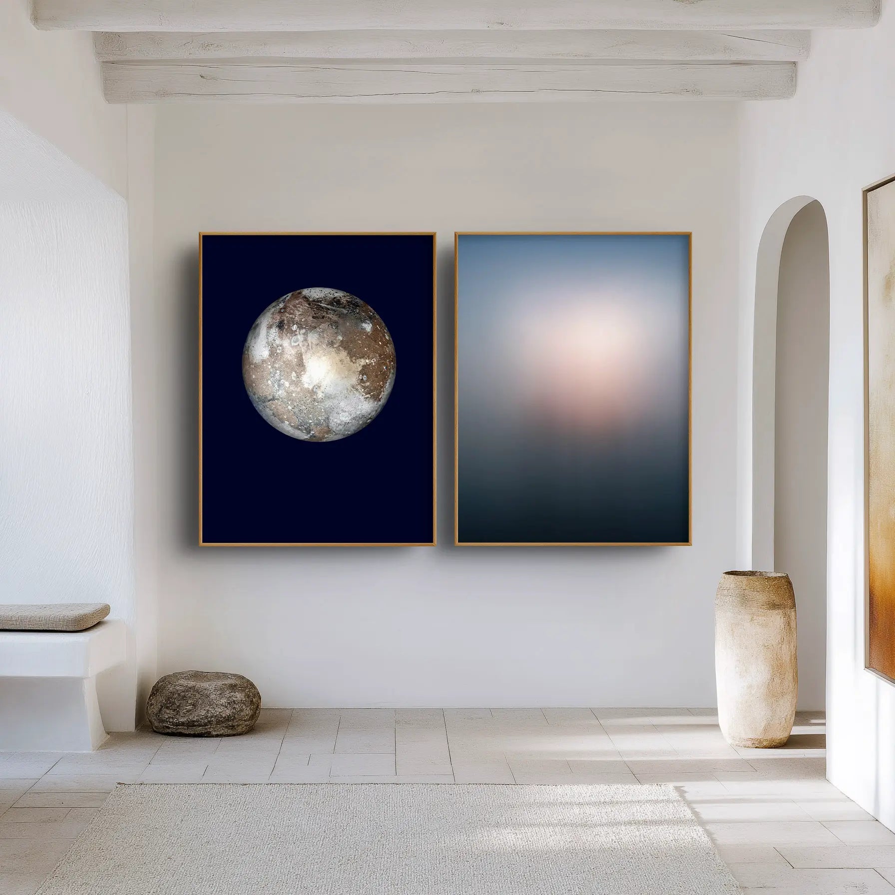 Harvest Moon neben einem zweiten Flourish-Lichtbild als Diptychon an einer hellen Wand.