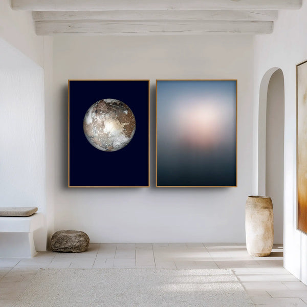 Harvest Moon neben einem zweiten Flourish-Lichtbild als Diptychon an einer hellen Wand.