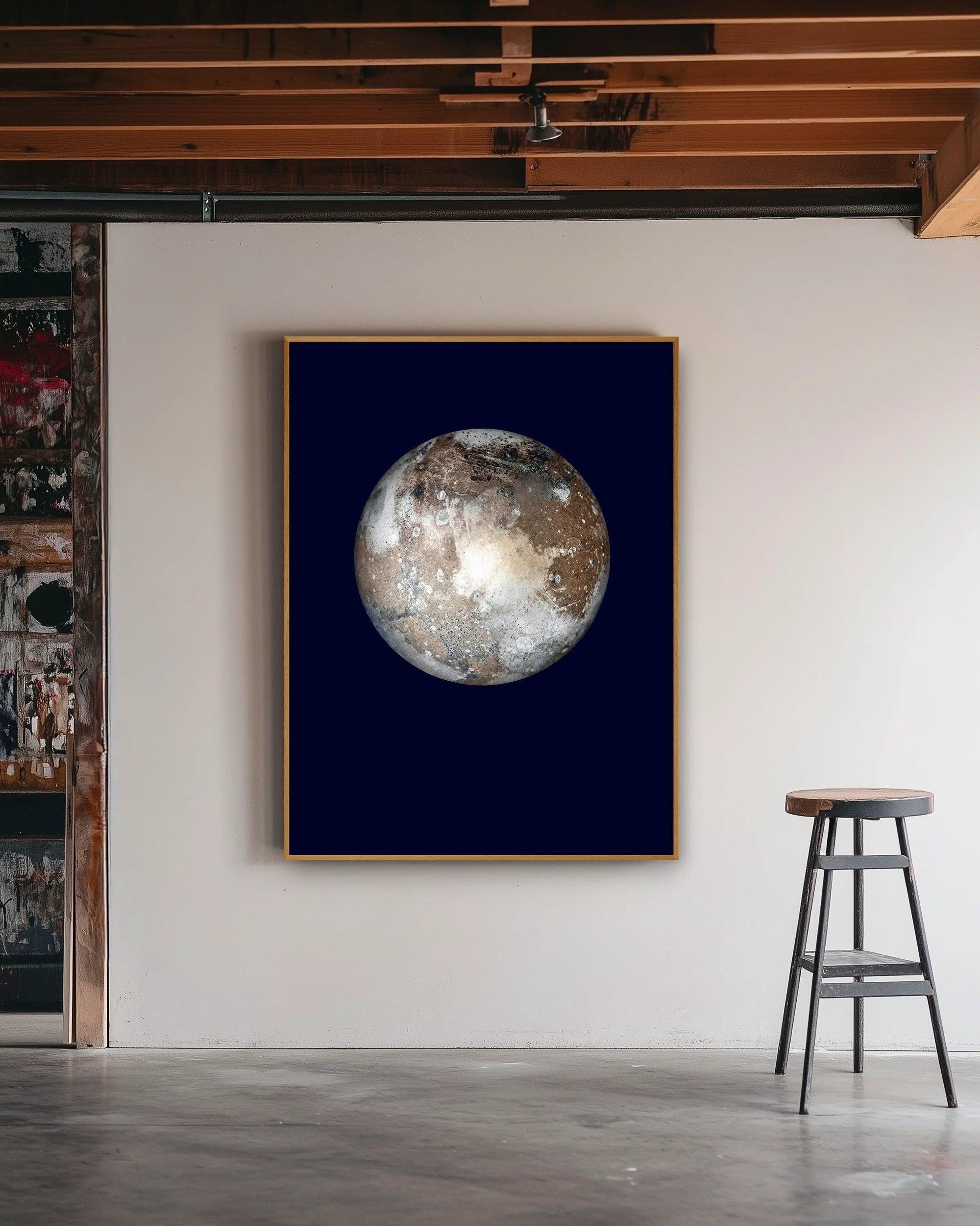 Harvest Moon als gerahmter Fine Art Print an einer hellen Wand in einem Atelierraum mit Holzbalken.