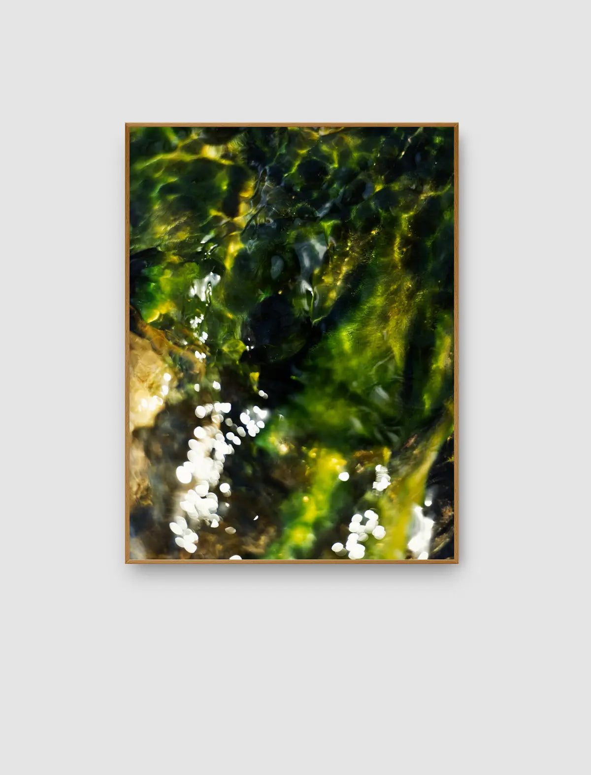 Abstrakte Naturstudie mit fließender grüner Tiefe, Lichtreflexen und Wasserbewegung – Liquid Verdure von Sonja Priller.