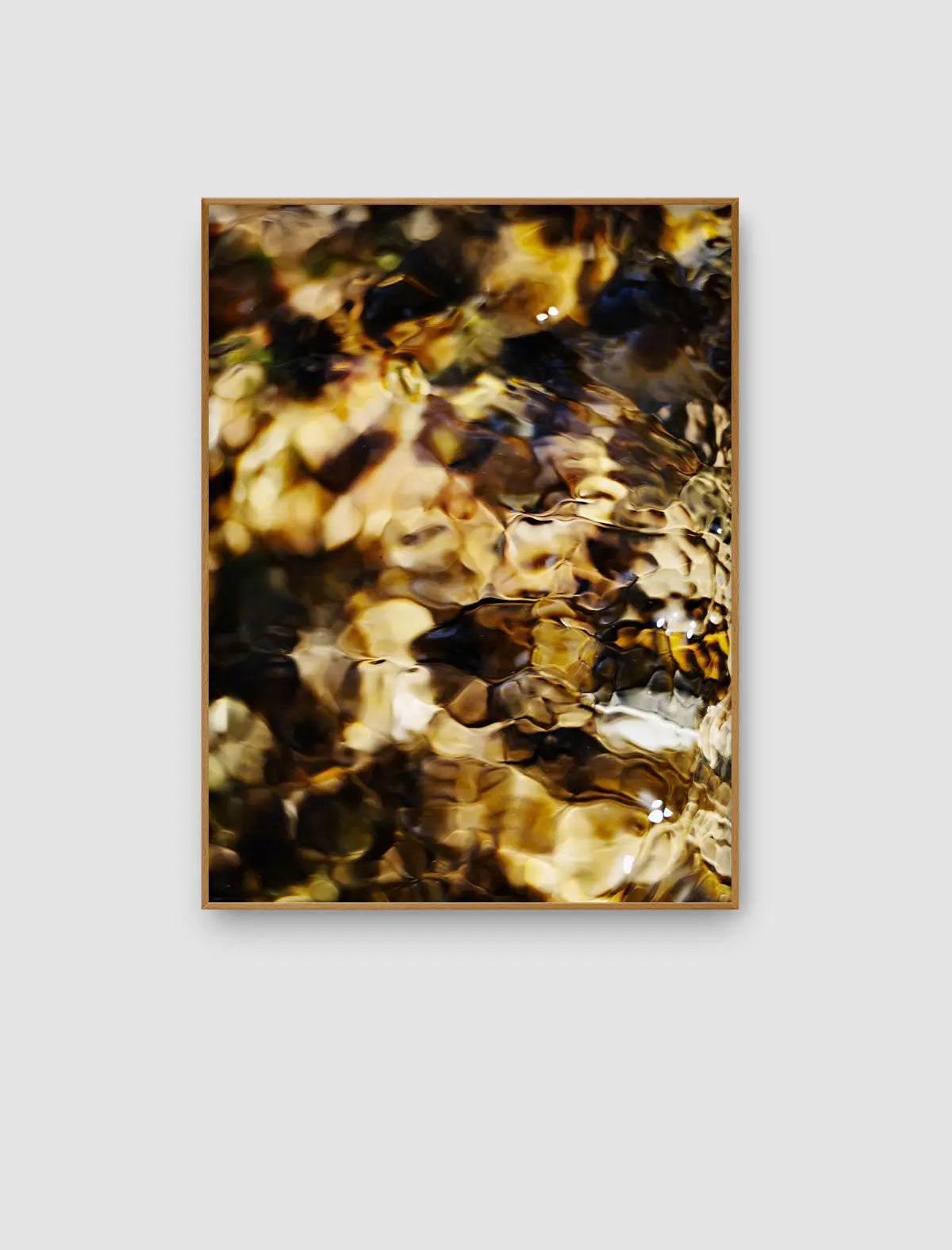 Amber Current – abstraktes Naturbild mit warmen goldenen Lichtreflexen von Sonja Priller.