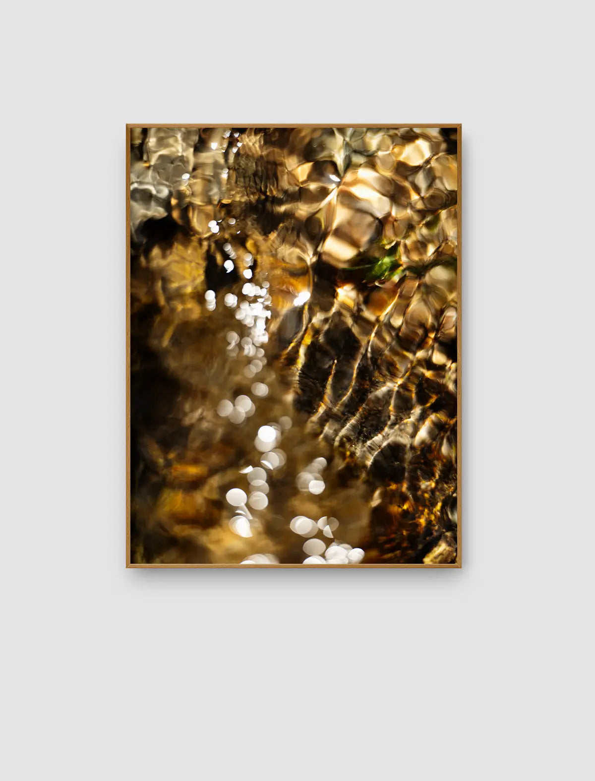Golden Refraction – abstraktes Naturbild mit goldenen Wasserreflexen von Sonja Priller.
