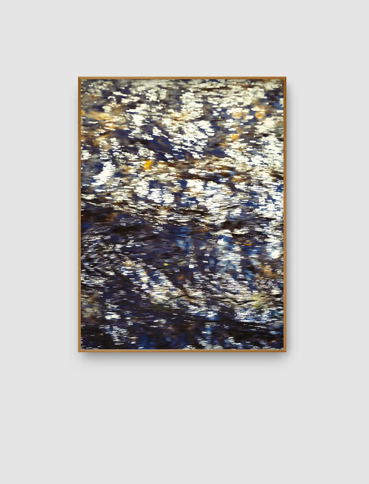 Silver Current – abstraktes Naturporträt mit silbrig schimmernder Wasseroberfläche von Sonja Priller.