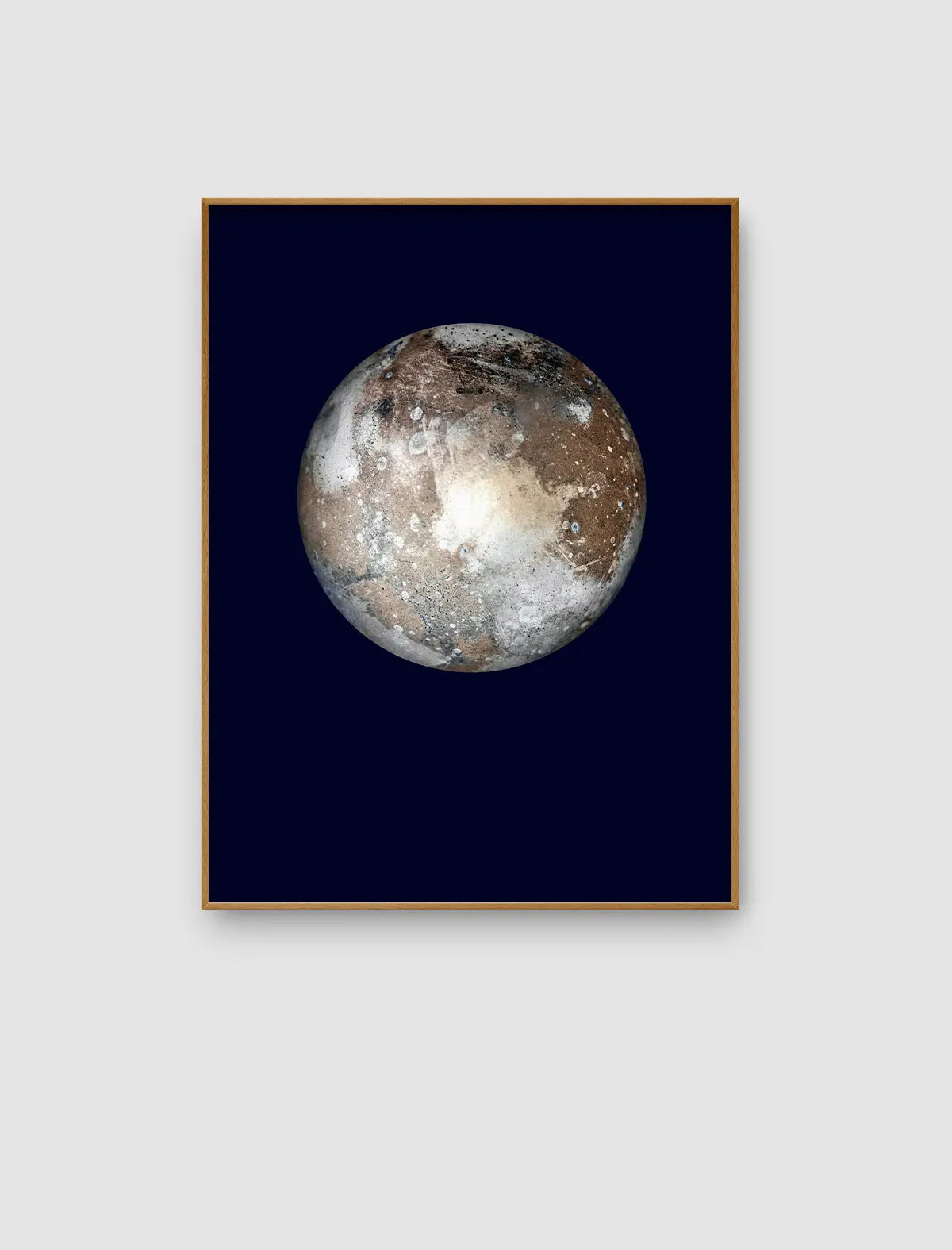 Abstraktes Naturbild Harvest Moon: eine hell leuchtende Kugel mit matter, staubiger Oberfläche vor tiefblauem Grund – Fine Art Print von Sonja Priller.