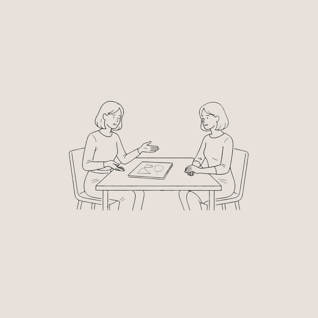 Illustration: zwei Personen besprechen am Tisch ein Raumkonzept anhand von Skizzen – Schritt Projektanalyse.