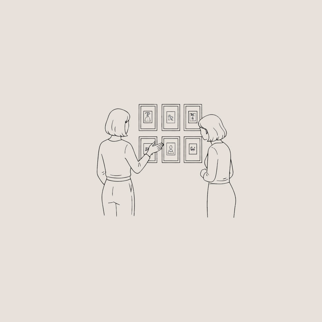 Illustration: zwei Personen betrachten gemeinsam gerahmte Bildvorschläge an der Wand – Schritt Kuratierte Auswahl & Bildmontage.