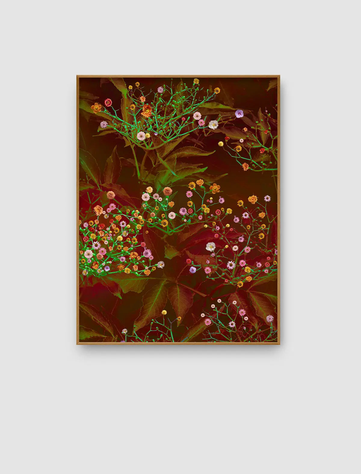 Vielschichtige florale Komposition aus kleinen Blüten und Blättern auf dunklem Hintergrund.