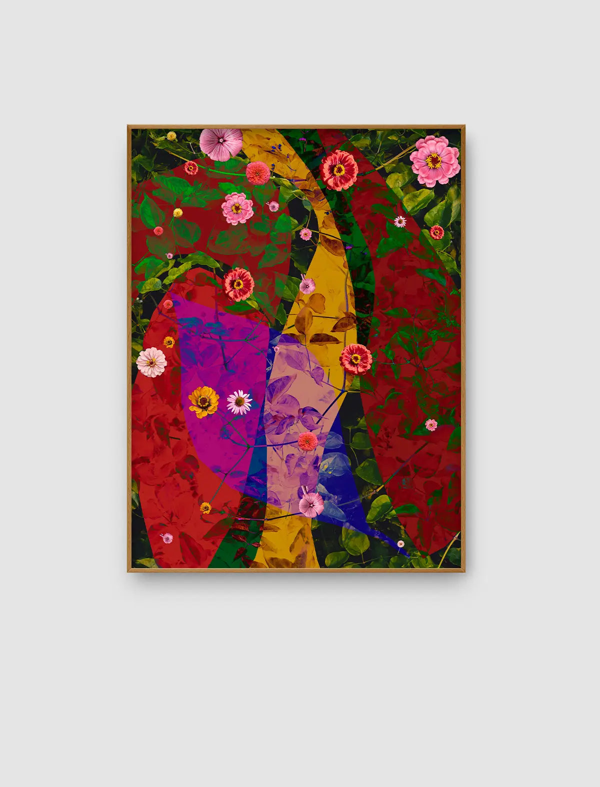 Bloom Tableau 08 – farbintensive florale Komposition aus überlagerten Fotografien von Blüten, Blättern und transparenten geometrischen Formen in Rot-, Grün-, Gold- und Violetttönen.