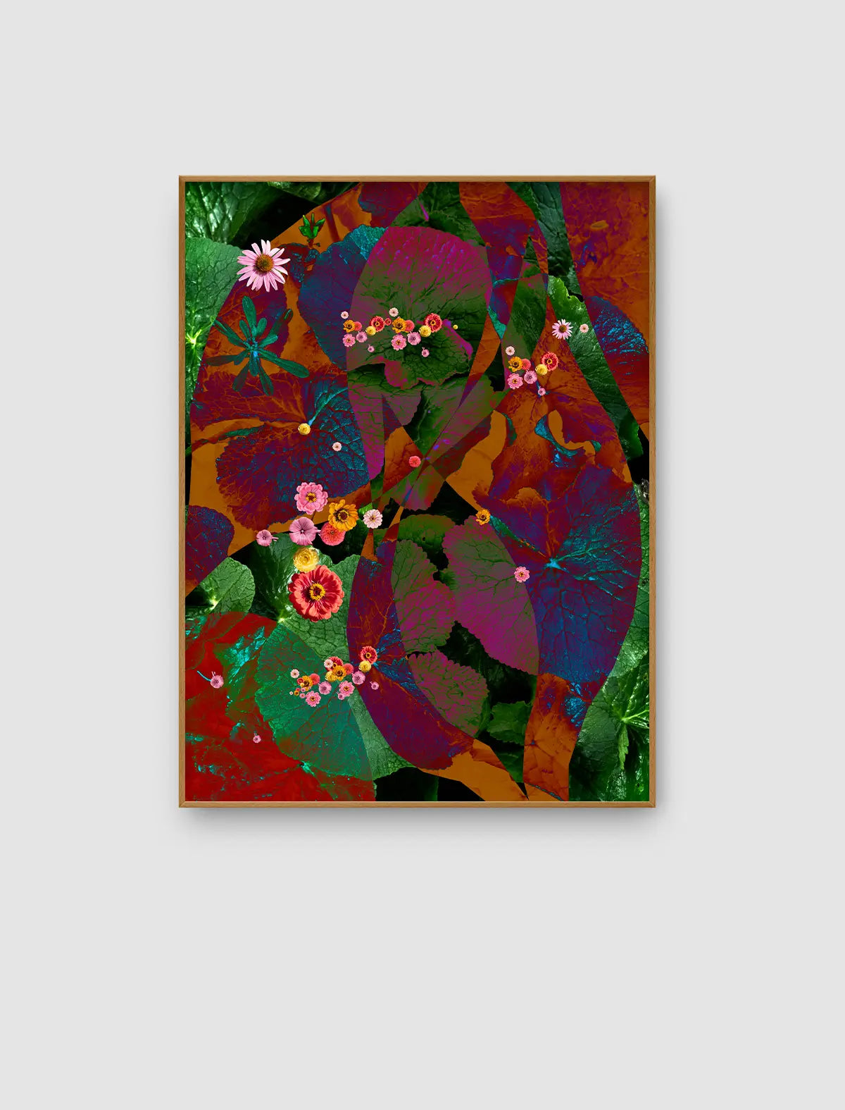 Bloom Tableau 09 – farbintensive florale Komposition aus überlagerten Blattstrukturen, Blüten und transparenten geometrischen Formen in Grün-, Rot-, Violett- und Türkistönen.