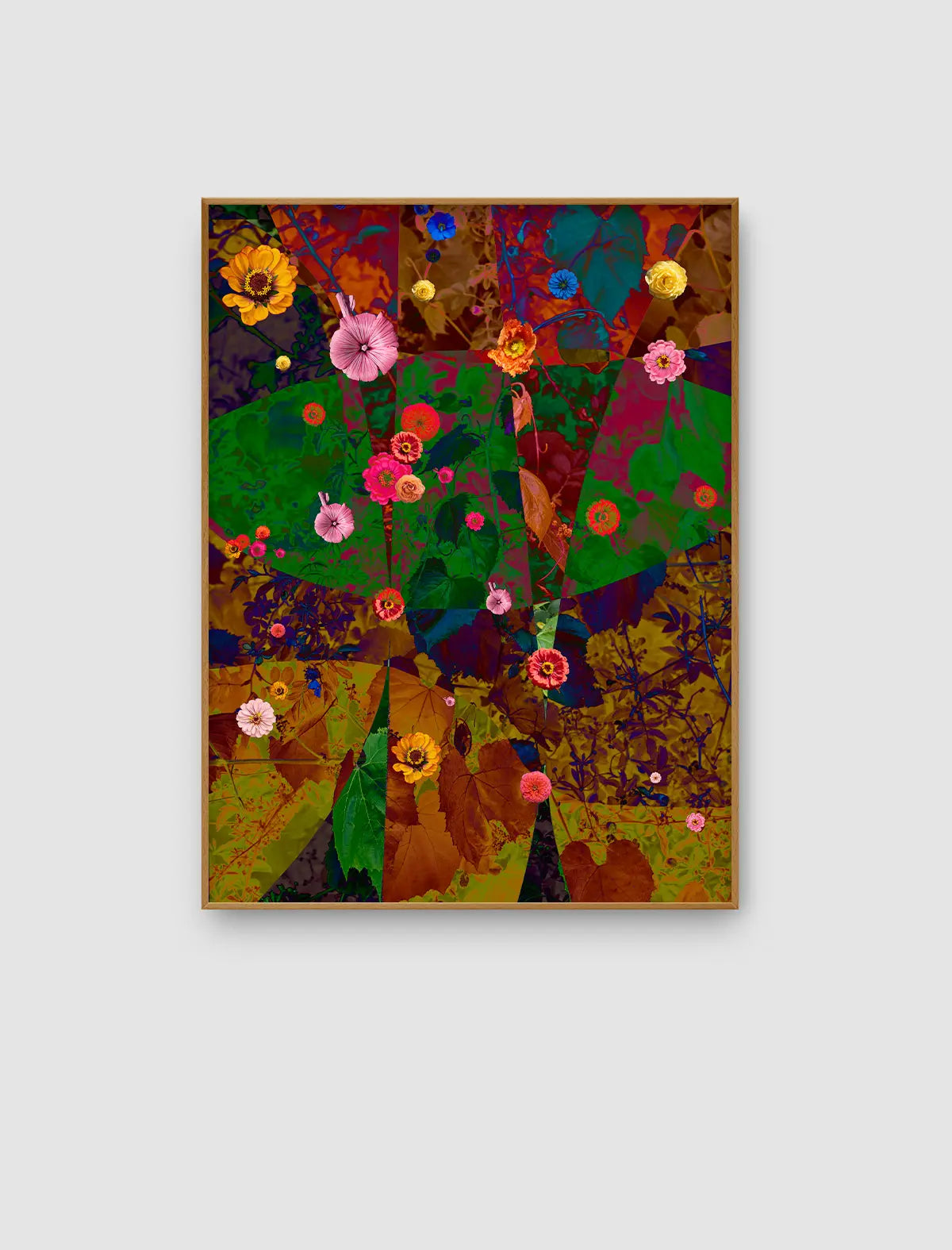 Bloom Tableau 14 – florale Fine-Art-Komposition aus überlagerten Blüten, Blättern und transparenten geometrischen Formen in Grün-, Gold-, Rot-, Rosa- und Violetttönen.