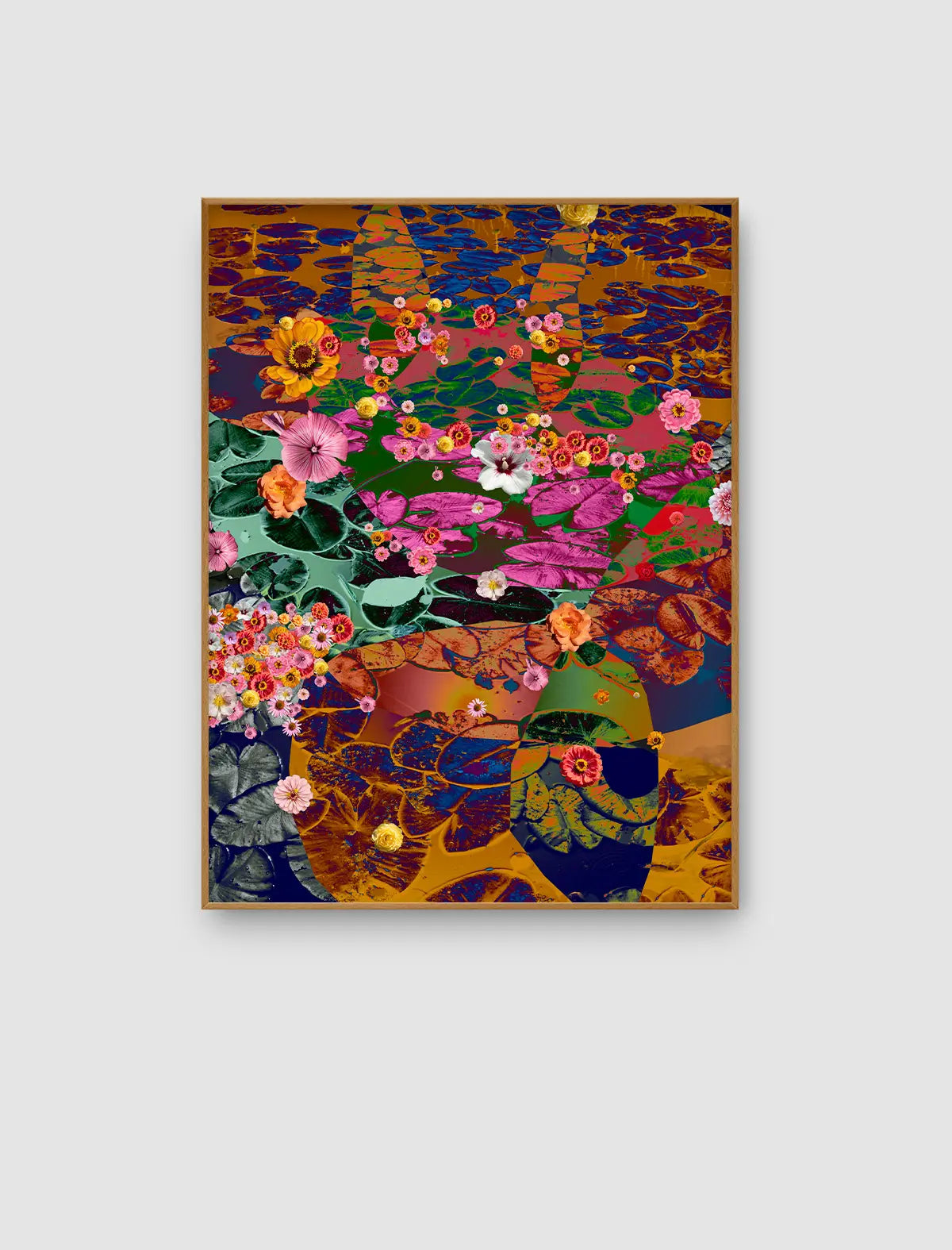 Bloom Tableau 15 – vielschichtige florale Komposition aus Wasserpflanzen, Blüten und transparenten Farbflächen in Blau-, Gold-, Rosa-, Grün- und Orangetönen.
