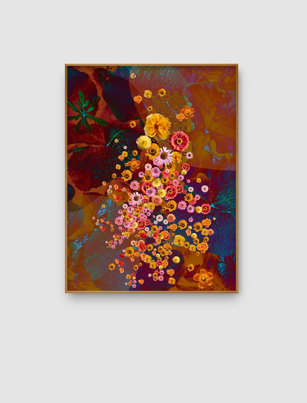 Farbintensives botanisches Naturporträt mit vielen gelben, orangefarbenen, rosa, roten und weißen Blüten vor überlagerten Blattflächen in Rotbraun, Ocker, Violett und Blaugrün.