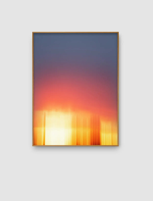 Abstraktes Naturporträt aus der Serie Echoes of Light mit geschwungenen Lichtbahnen in Violett, Rosé, Gelb und Orange, gerahmt in hellem Holz.