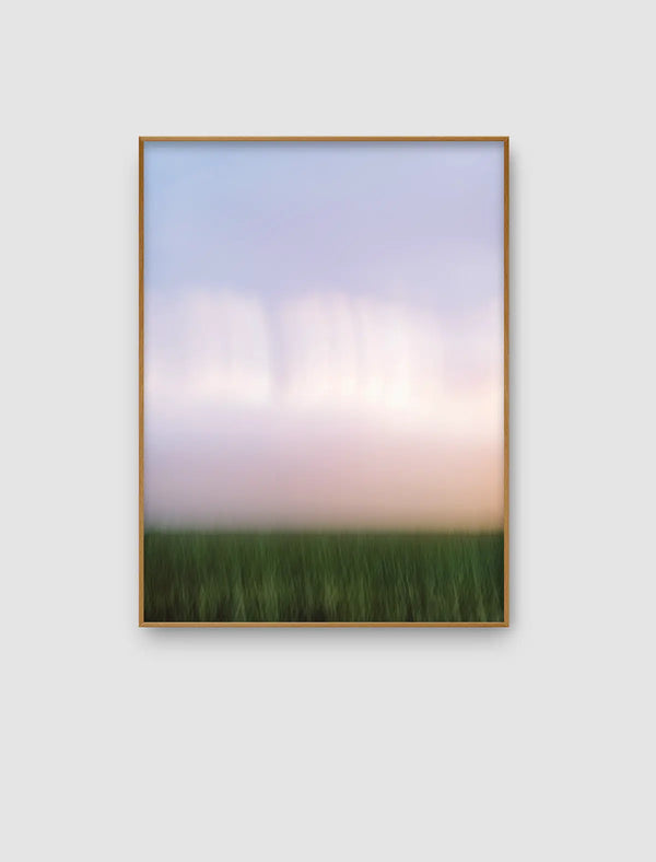 Abstraktes Naturporträt aus der Serie Echoes of Light mit grünem unteren Bildfeld und hellem, verschwommenem Lichtraum in Blau-, Rosé- und Cremetönen.