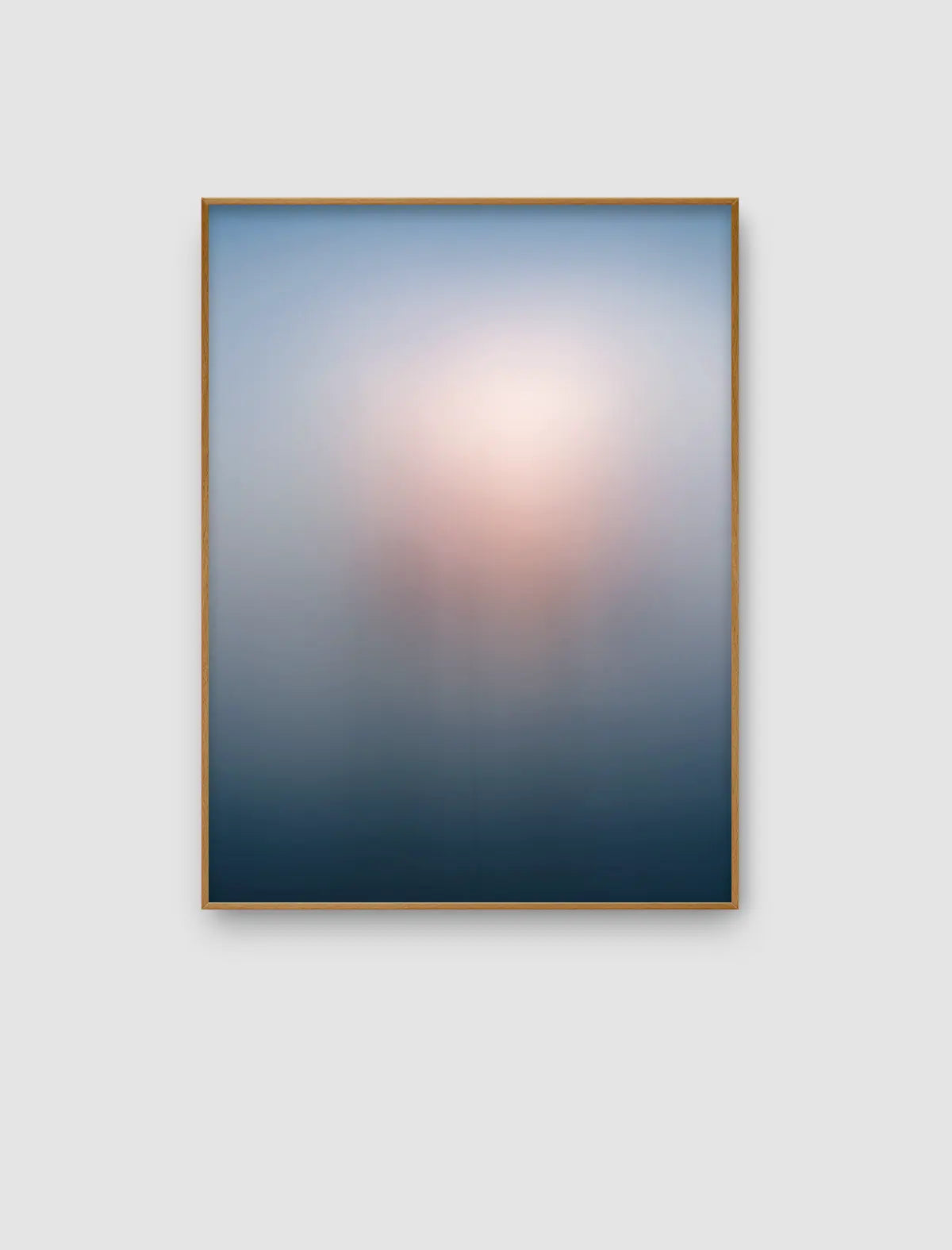 Abstraktes Naturporträt aus der Serie Echoes of Light mit kühlen Blau- und Grautönen und einem weichen, warmen Lichtbereich in Rosé und Apricot.