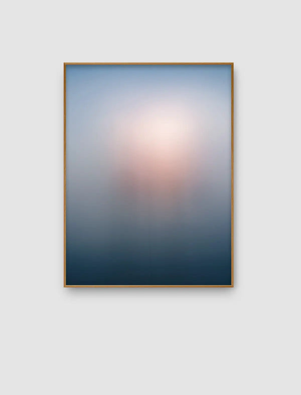 Abstraktes Naturporträt aus der Serie Echoes of Light mit kühlen Blau- und Grautönen und einem weichen, warmen Lichtbereich in Rosé und Apricot.