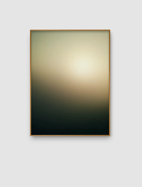 Abstraktes Naturporträt aus der Serie Echoes of Light mit dunklem Grün im unteren Bereich und warmem gelbem Lichtverlauf im Zentrum.