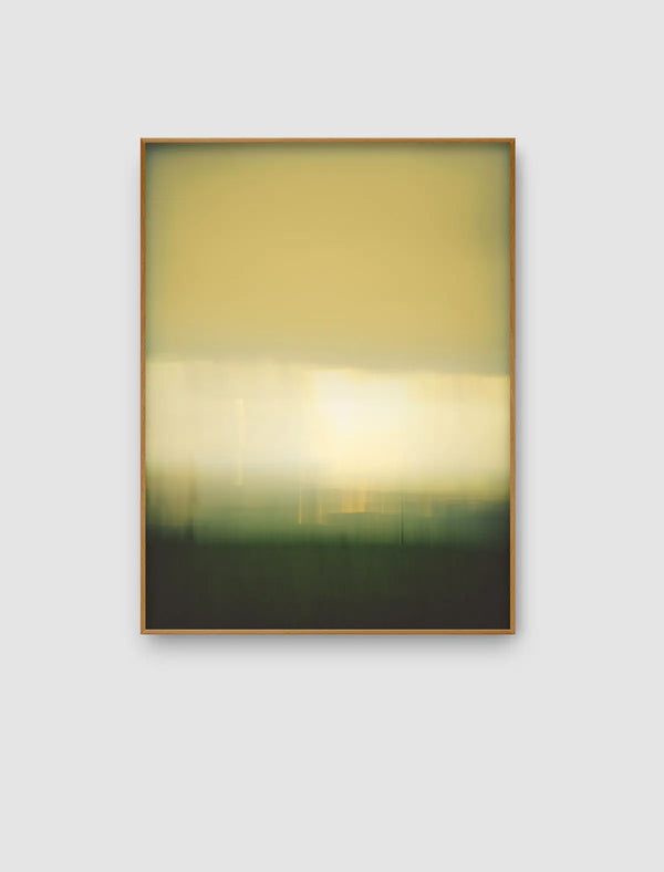 Abstraktes Naturporträt aus der Serie Echoes of Light mit weichen Grün- und Gelbtönen, hellem horizontalem Lichtbereich und dunkler grüner Basis.