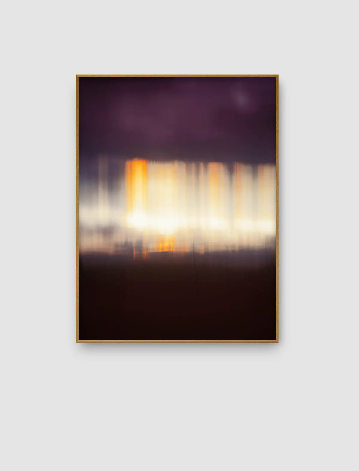 Abstraktes Naturporträt aus der Serie Echoes of Light mit dunklen Violett- und Brauntönen und einem hellen Lichtstreifen in Gelb und Orange.