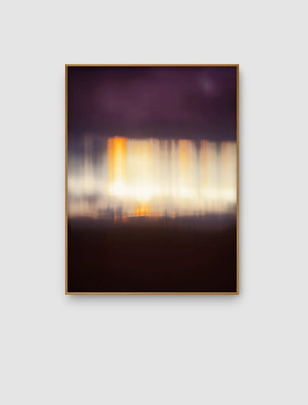 Abstraktes Naturporträt aus der Serie Echoes of Light mit dunklen Violett- und Brauntönen und einem hellen Lichtstreifen in Gelb und Orange.