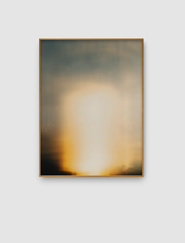 Abstraktes Naturporträt aus der Serie Echoes of Light mit hellem warmem Lichtfeld, weichen Grau-, Grün- und Goldtönen und dunkleren Randbereichen.