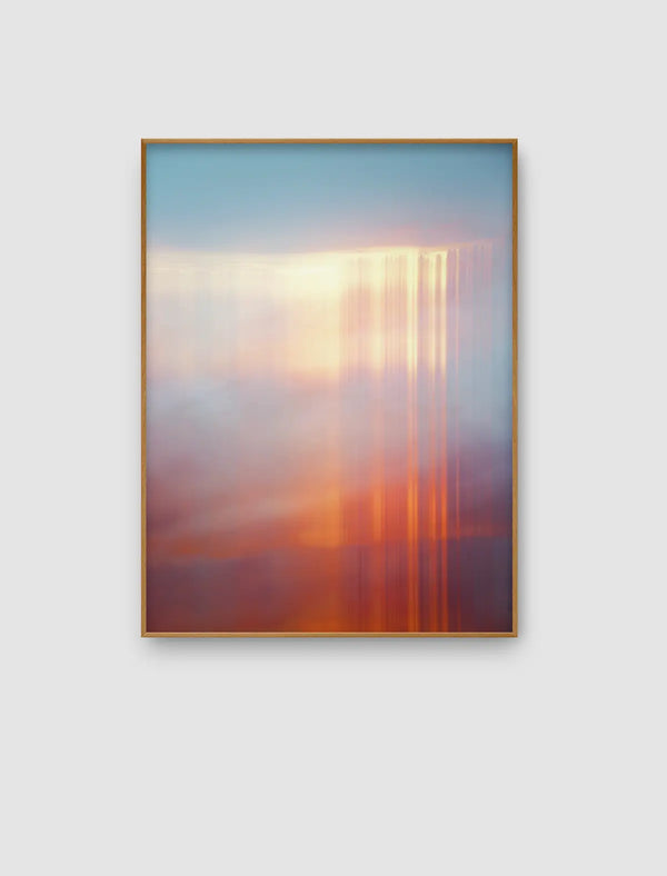 Abstraktes Naturporträt aus der Serie Echoes of Light mit zarten Farbverläufen in Blau, Rosé, Apricot und Orange sowie feinen vertikalen Lichtspuren.