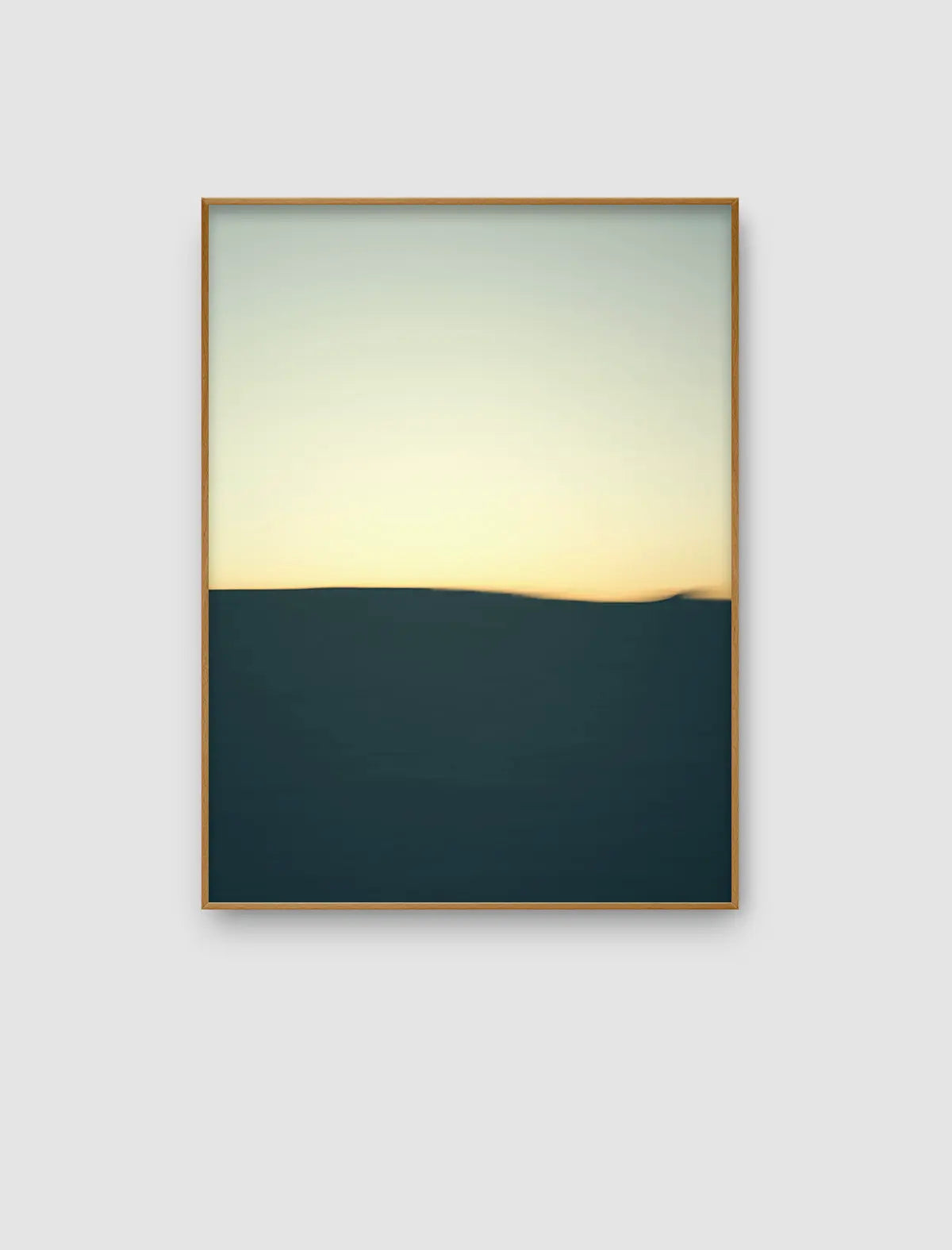 Reduziertes Naturporträt aus der Serie Echoes of Light mit dunkler Landschaftsfläche, klarer Horizontlinie und hellem Himmel in Gelb- und Grüntönen.
