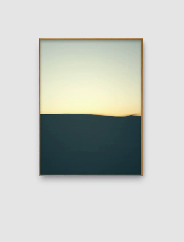 Reduziertes Naturporträt aus der Serie Echoes of Light mit dunkler Landschaftsfläche, klarer Horizontlinie und hellem Himmel in Gelb- und Grüntönen.