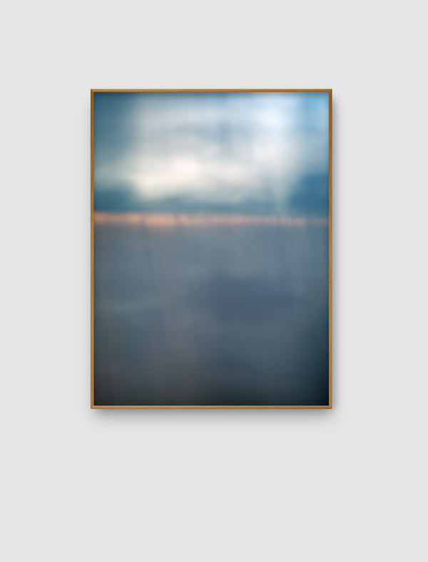 Abstraktes Naturporträt aus der Serie Echoes of Light mit kühlen Blau- und Grautönen, dunklem unteren Bildbereich und hellem, weichem Lichtstreifen.