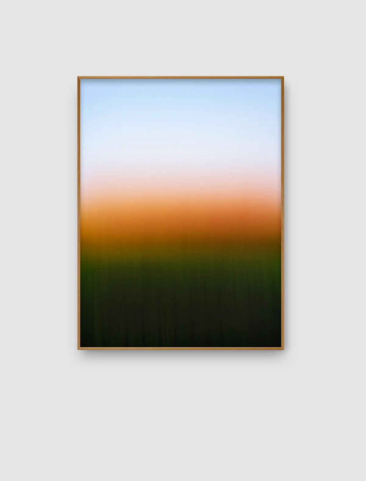 Naturporträt aus der Serie Echoes of Light mit hellem Blau, warmem Orange und tiefem Grün in ruhiger horizontaler Schichtung.