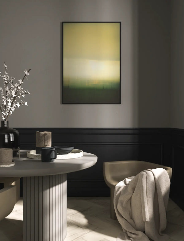 Echoes of Light 07 als gerahmtes Wandbild im Wohnzimmer – weiche Grün- und Gelbtöne mit hellem horizontalem Lichtbereich.