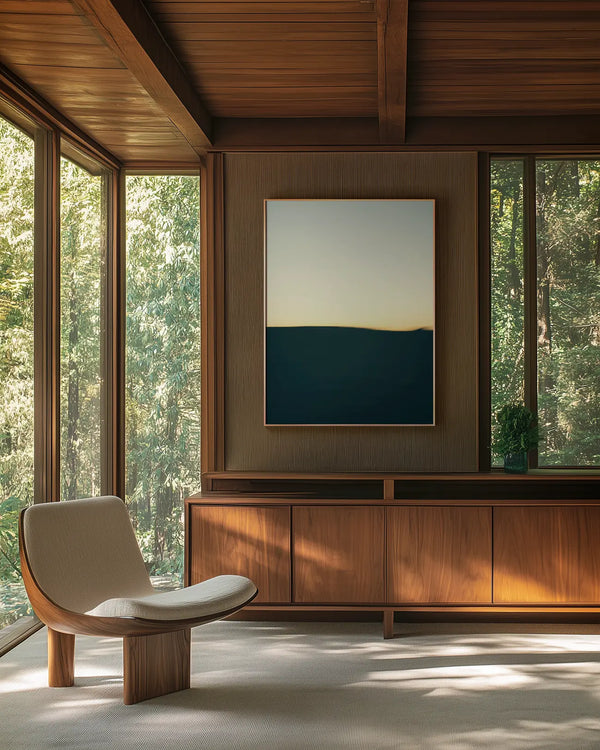 Echoes of Light 11 als gerahmtes Wandbild im Wohnzimmer – dunkle Landschaftsfläche mit klarer Horizontlinie und hellem Himmel in Gelb- und Grüntönen.