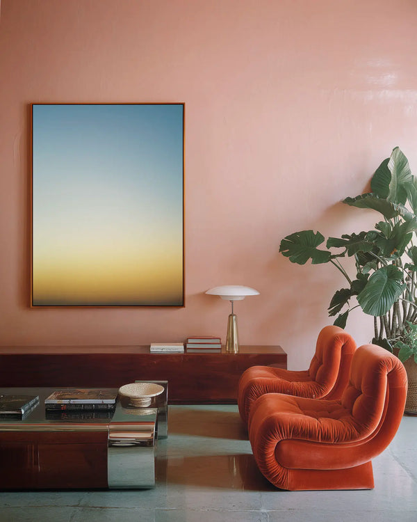 Echoes of Light 12 als gerahmtes Wandbild im Wohnzimmer – sanfter Verlauf von warmem Gelb zu hellem Blau.