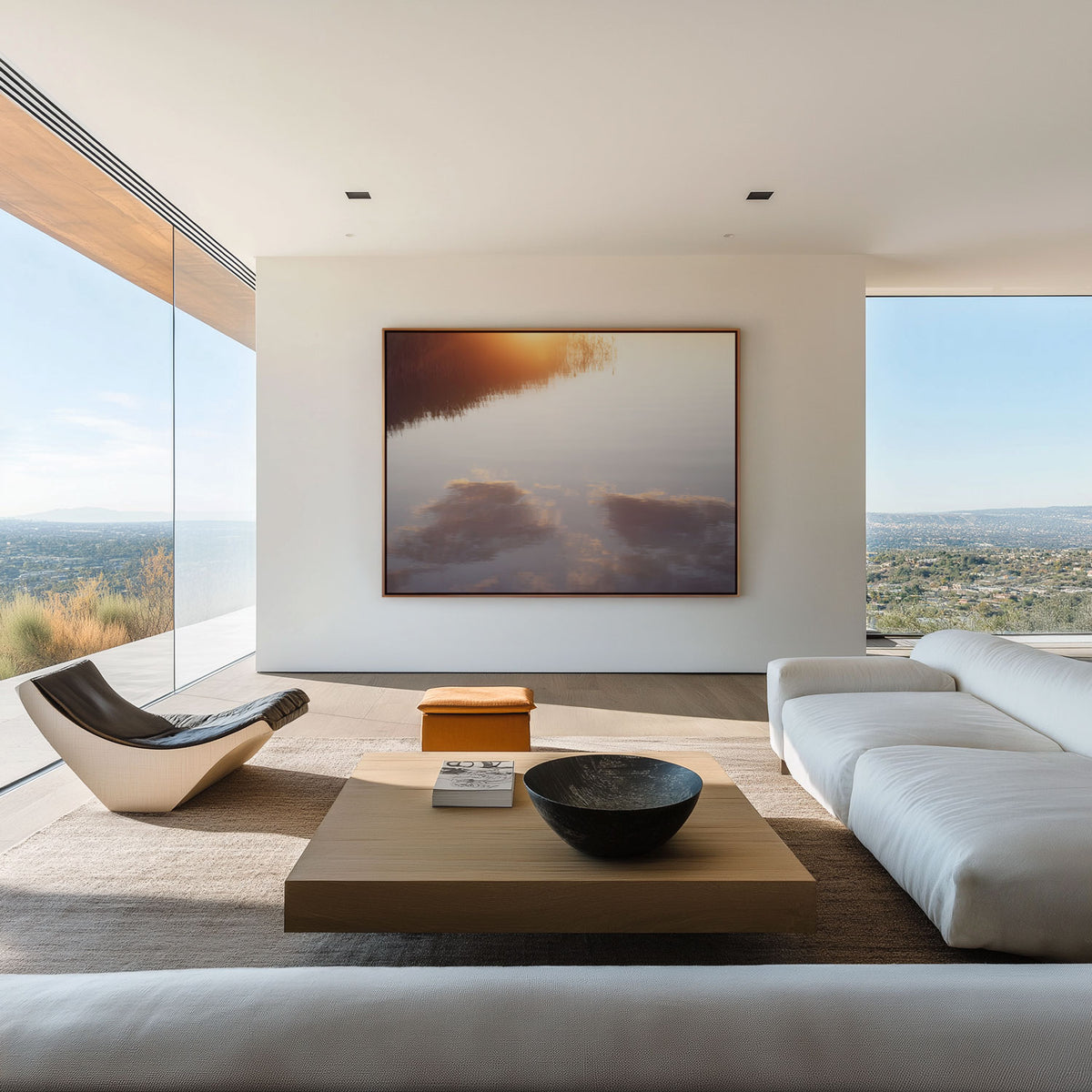 Modernes Wohnzimmer mit Panoramafenstern und Landschaftsblick; an der Wand ein Naturporträt mit Sonnenuntergangswolken über einem See.