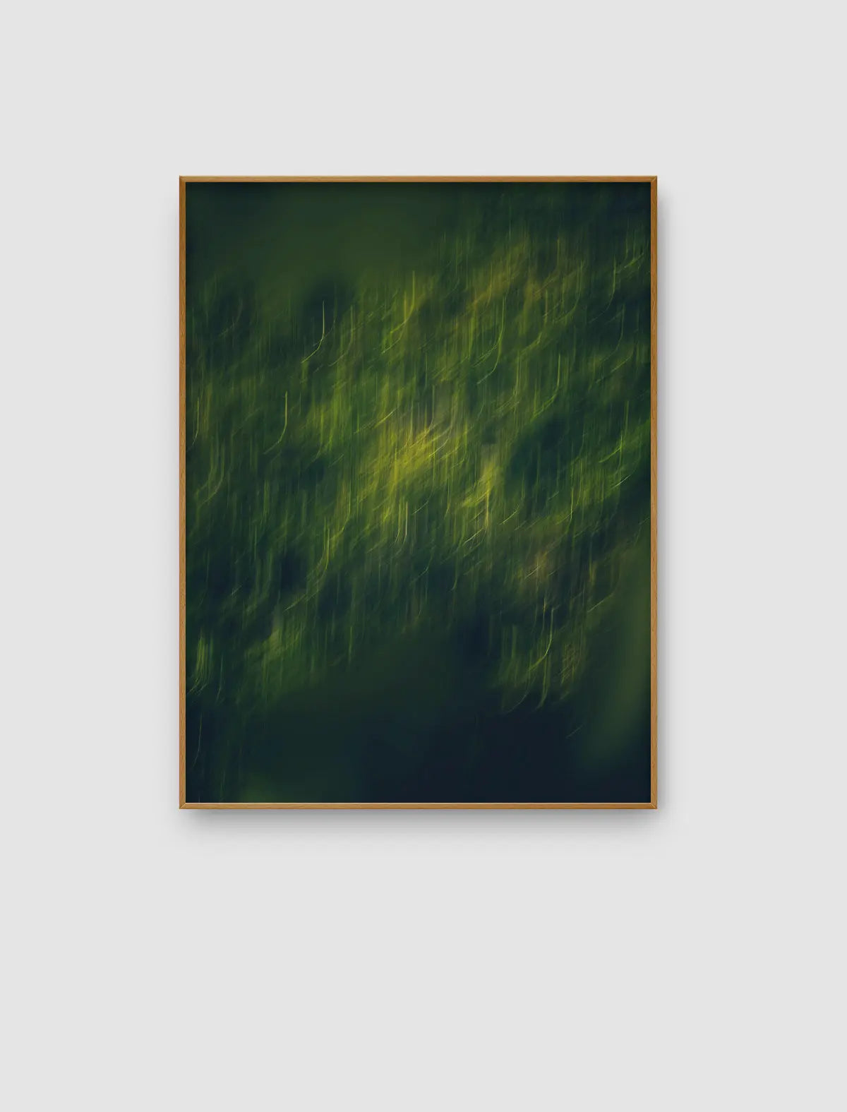 Verdant Murmur – grünes Naturbild mit dunklen Grüntönen und feinen Lichtspuren von Sonja Priller.