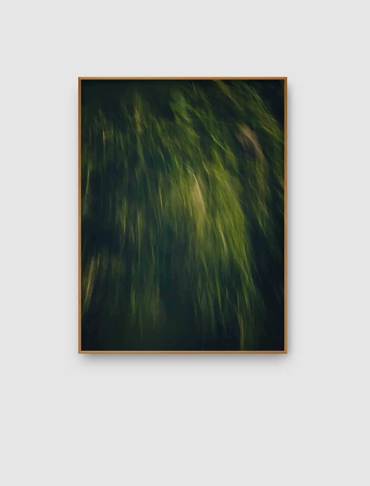 Verdant Veil – grünes Naturbild mit fließenden Bewegungen und tiefen Grüntönen von Sonja Priller.