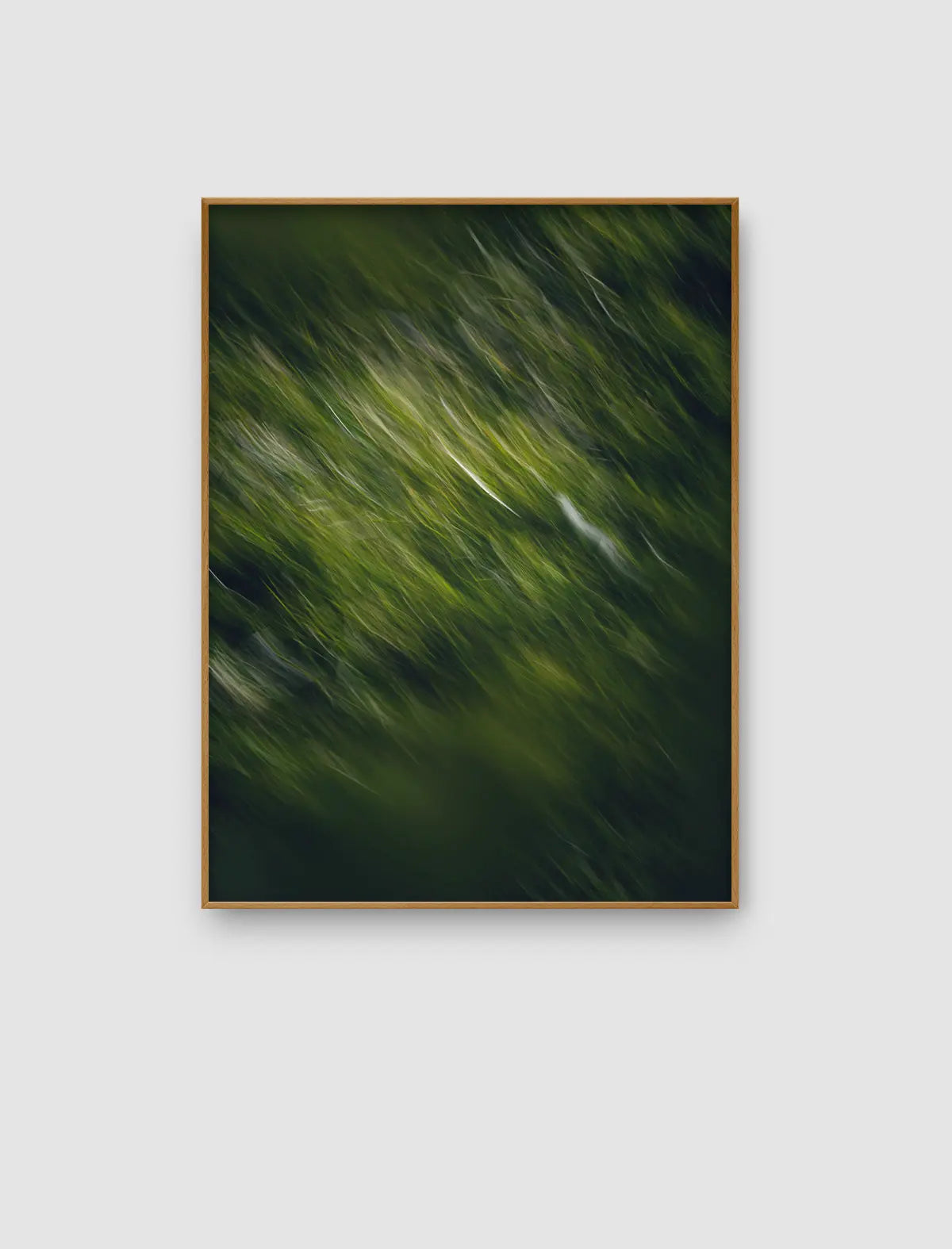 Verdant Drift – grünes Naturporträt mit diagonalen Bewegungen und tiefem Grün von Sonja Priller.