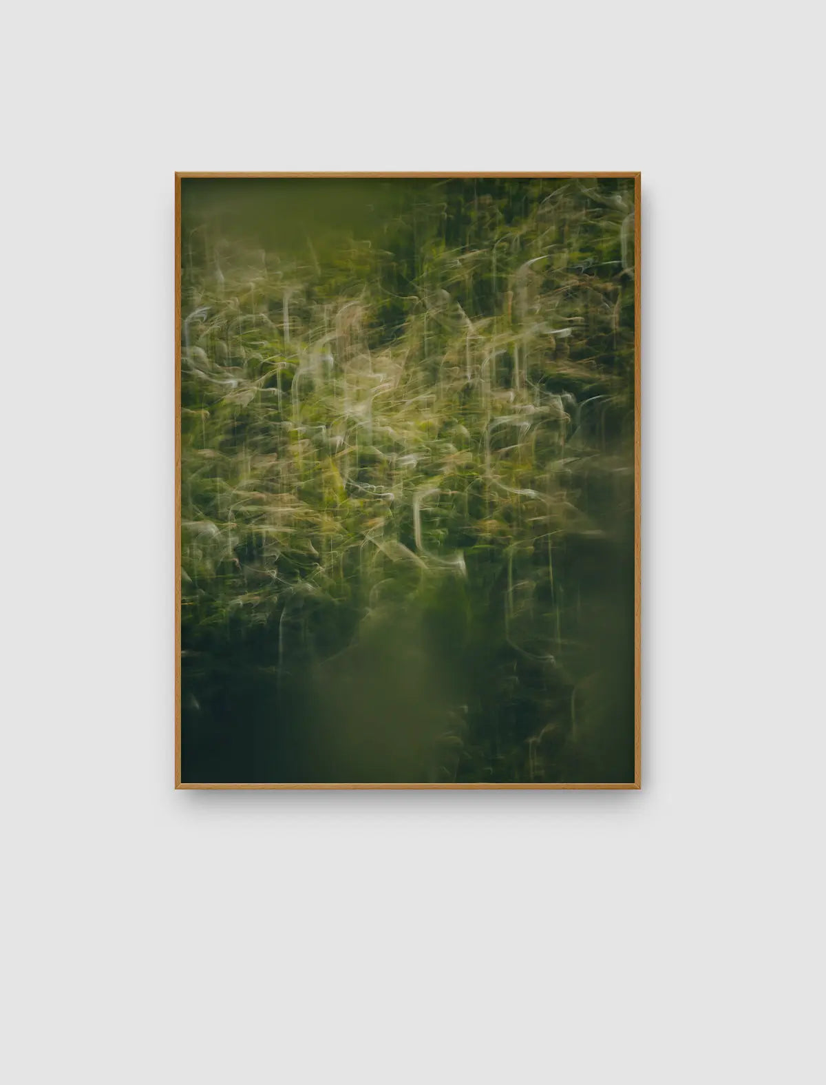 Verdant Filigree – grünes Naturbild mit zarten Linien und schwebender Leichtigkeit von Sonja Priller.