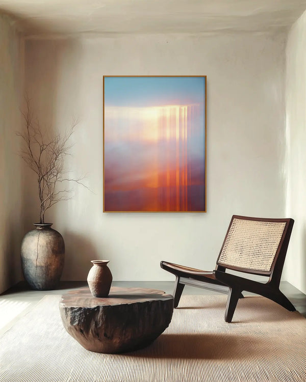 Echoes of Light 10 als gerahmtes Wandbild in einem Raum im Japandi-Stil – zarte Farbverläufe in Blau, Rosé, Apricot und Orange.