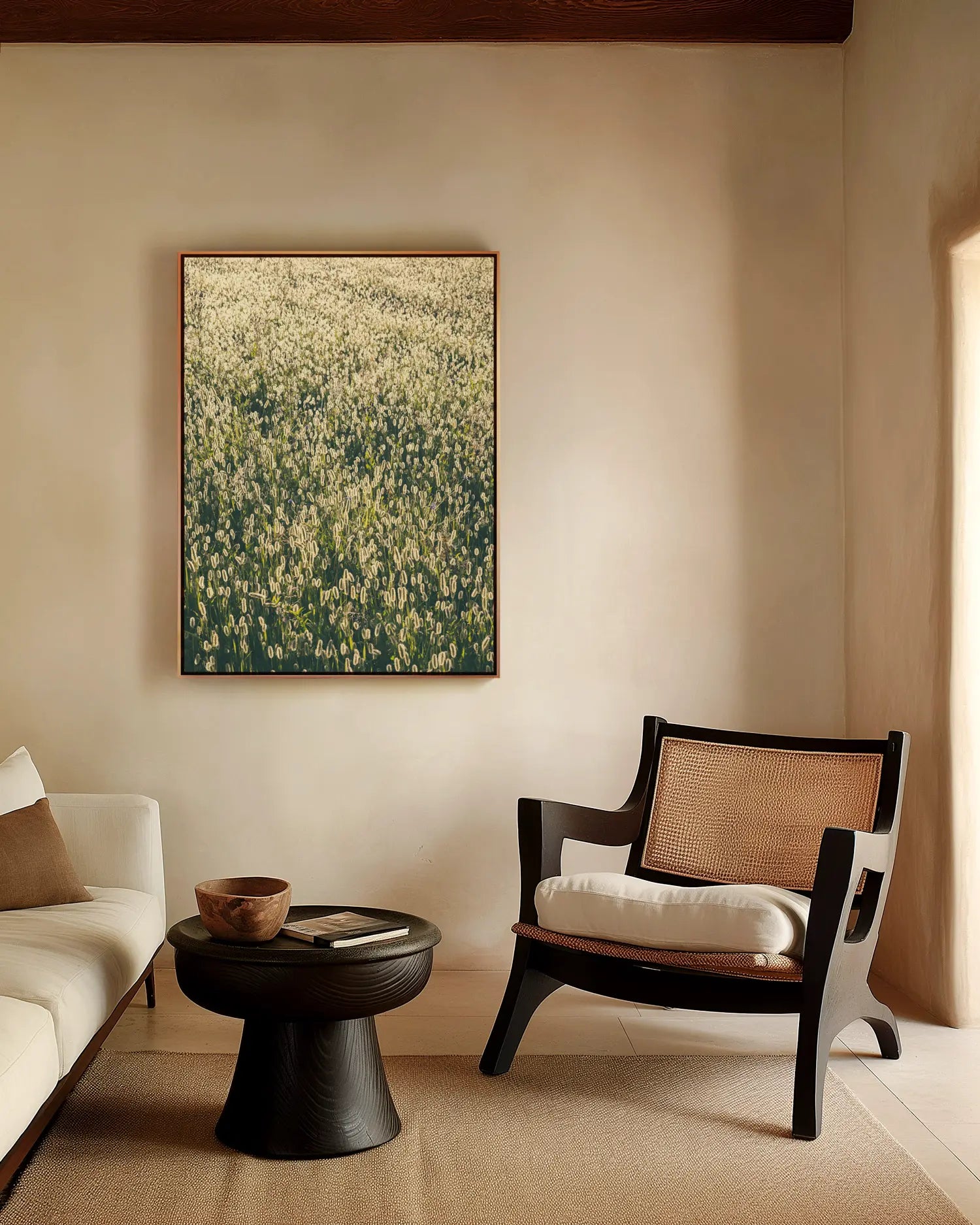 Naturfotografie einer sanften Wiesenlandschaft als großformatiges Wandbild in einem warmen, minimalistisch eingerichteten Wohnzimmer – ruhige, ästhetische Wandkunst für moderne Interiors und Gesundheitsräume.