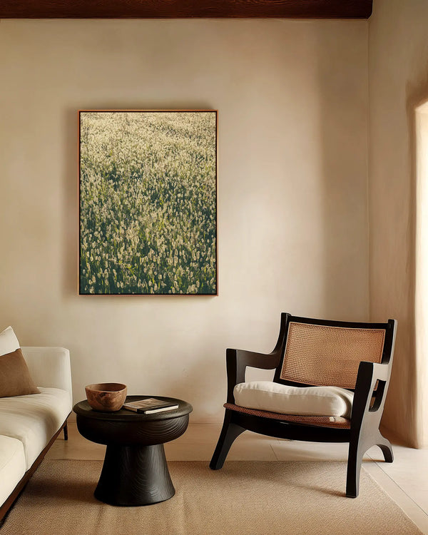 Naturfotografie einer sanften Wiesenlandschaft als großformatiges Wandbild in einem warmen, minimalistisch eingerichteten Wohnzimmer – ruhige, ästhetische Wandkunst für moderne Interiors und Gesundheitsräume.