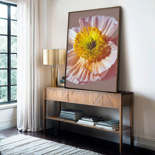 Großformatiges Blüten-Wandbild mit zarter rosa-gelber Makrofotografie, dekoriert auf einer Holzkonsole in einem hellen, modernen Wohnraum – ästhetische, beruhigende Naturkunst für stilvolle Interiors.