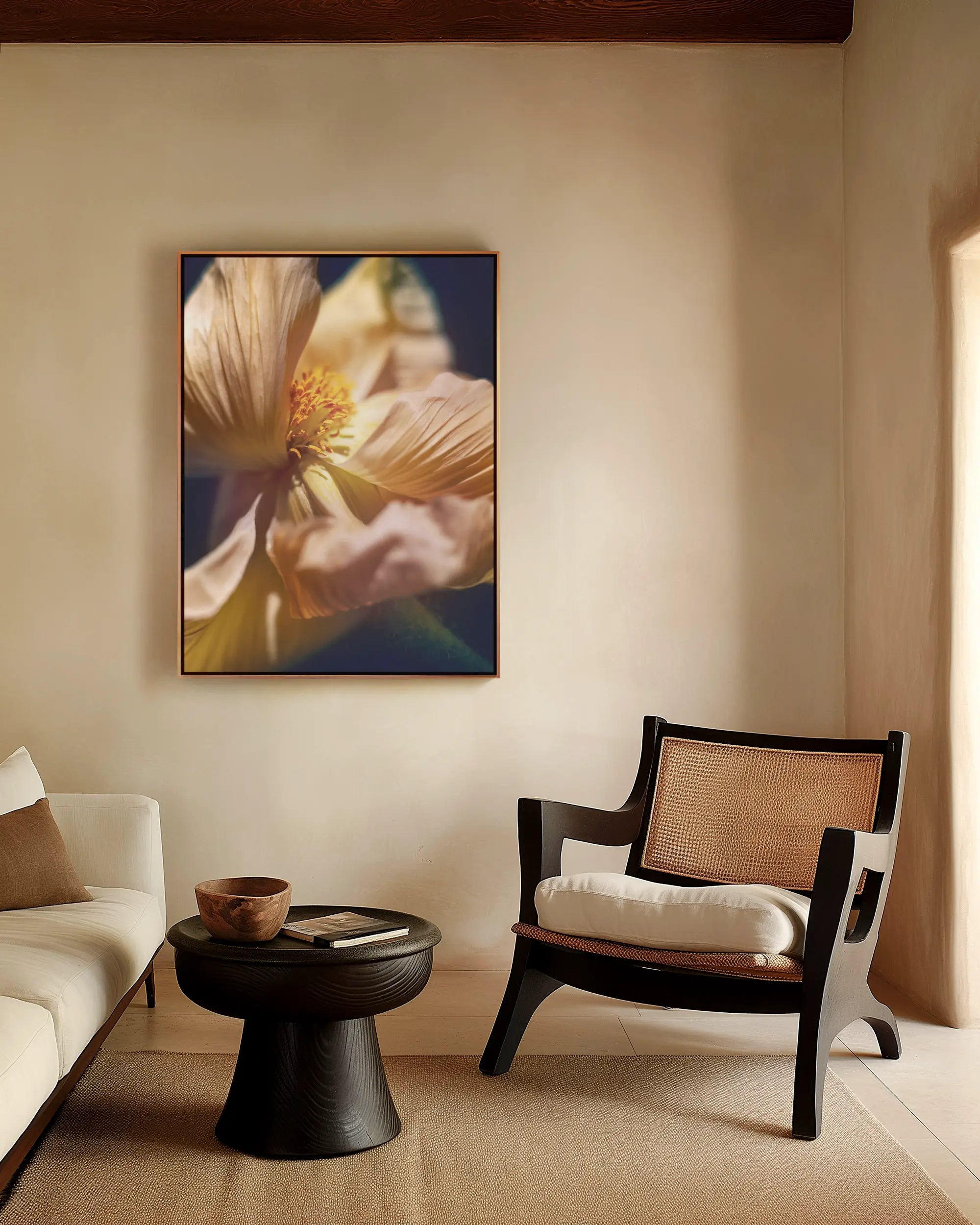 Großformatiges Wandbild mit einer zarten gelb-rosafarbenen Blüte in weicher Makrofotografie, präsentiert in einem warmen, minimalistisch eingerichteten Wohnraum mit Designstuhl und Naturmaterialien – beruhigende, ästhetische Naturkunst für moderne Interiors.