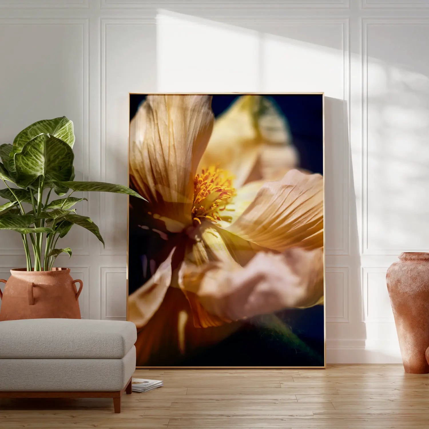 Fein detailliertes Naturfoto einer gelben Blüte als Fine-Art-Wandbild – ruhige Blumenfotografie für Praxen, Therapiezentren, Hotels und moderne Interiors.