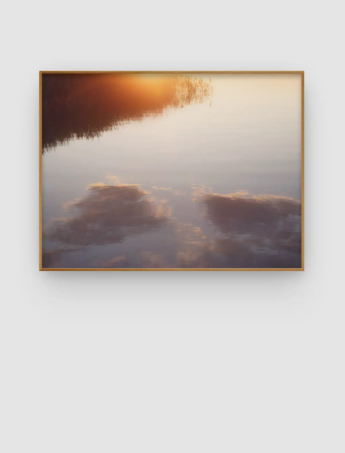 Golden Water Mirror – stilles Wasserbild mit warmem Licht und zarten Spiegelungen von Sonja Priller.