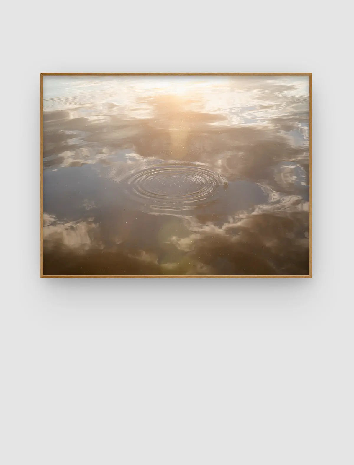 Sky Mirror Ripple – helle Wasseroberfläche, die Himmel und Licht spiegelt, von Sonja Priller.